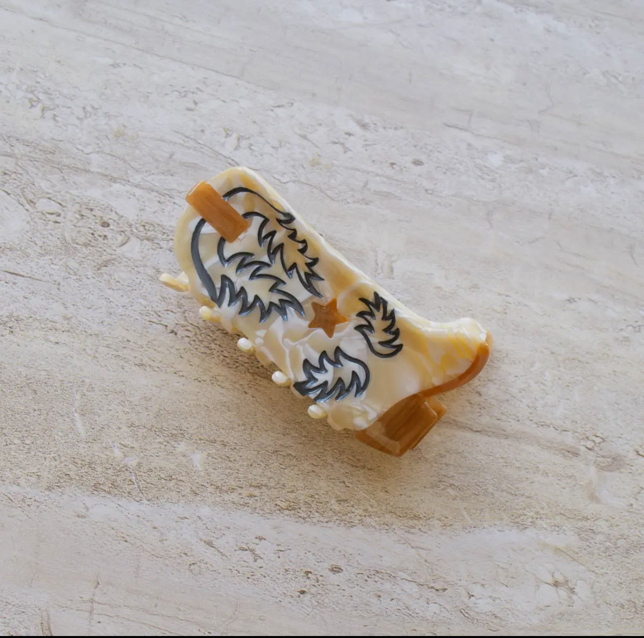 These authentic western-style boots feature a classic shape and come with a stylish hair clip, offering the ideal look for the modern cowboy.