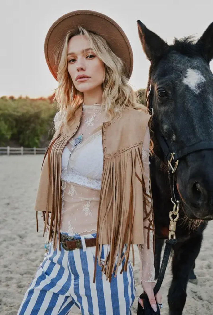 سترة ذات هامش كريمي